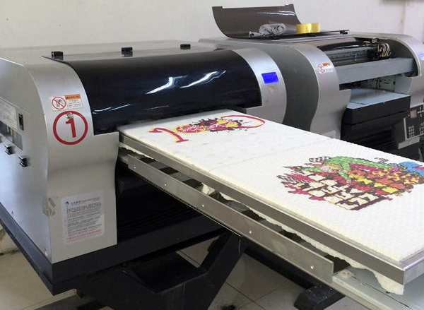 Так виглядає текстильний принтер, що друкує на тканині