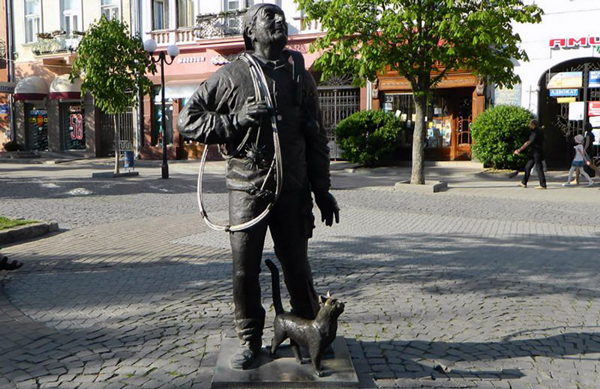 Пам'ятник щасливому сажотрусу у місті Мукачево